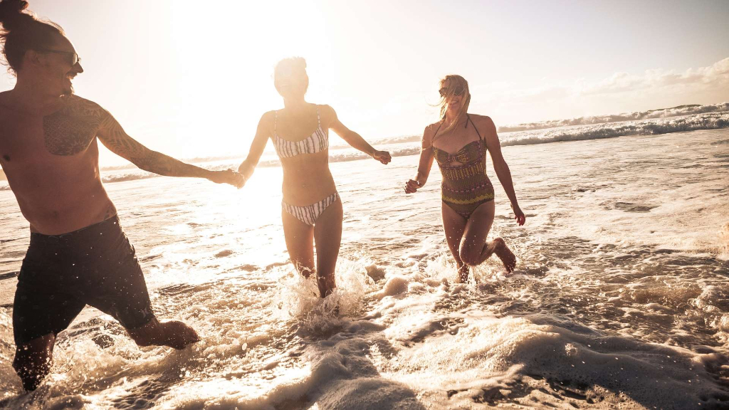 長灘島的沙灘上戲水