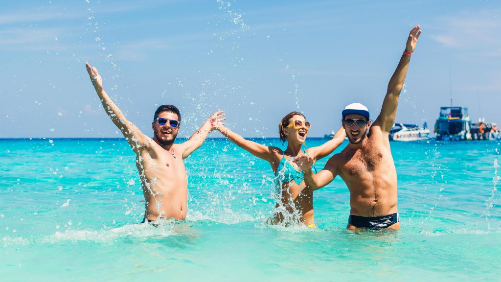 高興的在長灘島海邊戲水