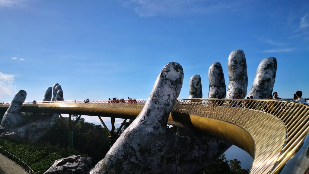 巴拿山黃金佛手橋