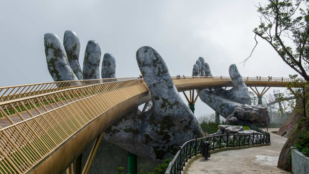 巴拿山黃金佛手橋