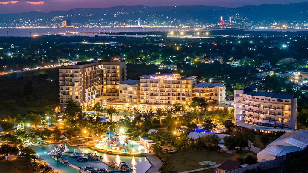 Solea Mactan Resort 飯店夜景圖