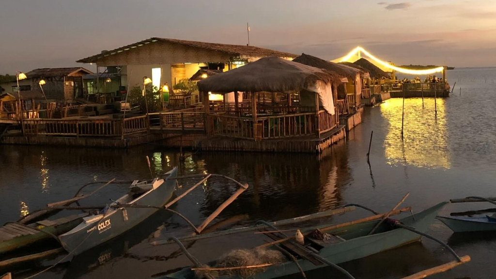 Lantaw Floating Native餐廳晚餐時海景